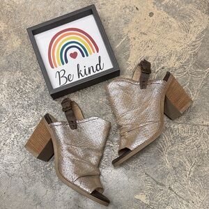 Unity.In.Diversity Fretia metallic block heel sandal